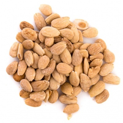 Amêndoas descascadas claras e castanhas sobre fundo branco