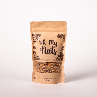 Embala de papel castanho com nozes dentro e texto Oh My Nuts