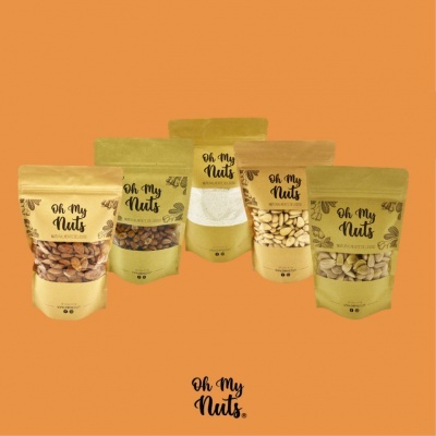 Embalagens de frutos secos Oh My Nuts em fundo laranja.