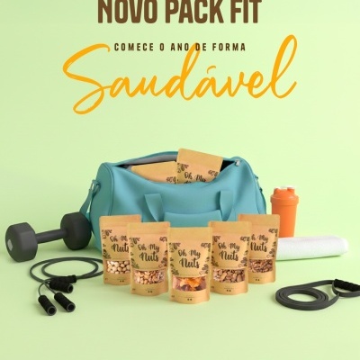 Saco desportivo azul com frutos secos em embalagens de papel, halter, cordas de pular, garrafa e toalha sobre fundo verde.