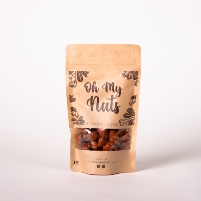 Embalagem castanha clara de frutos secos com janela transparente e texto Oh My Nuts