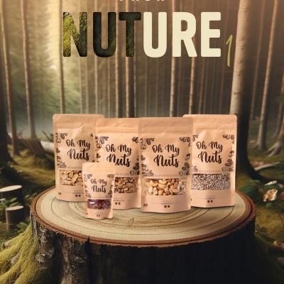 Embalagens de snacks Oh My Nuts em saco de papel em superfície de tronco na floresta