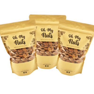 Três embalagens kraft com amêndoas e texto Oh My Nuts
