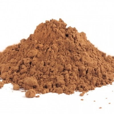 Monte de pó castanho claro sobre superfície branca