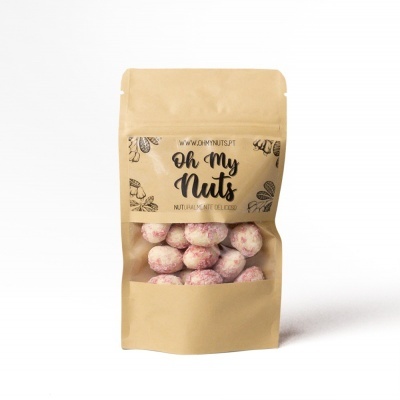 Pacote de snack com nozes cobertas de pó rosado e etiqueta 'oh My Nuts'