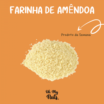 porção de farinha de amêndoa amarela clara em fundo laranja com texto
