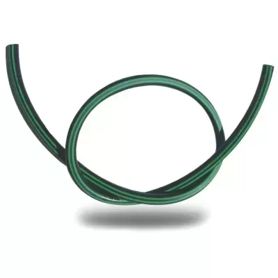 Mangueira flexível verde com riscas claras em fundo branco