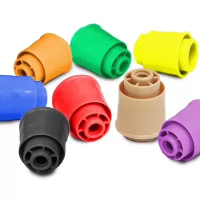 Tampões coloridos em plástico sobre fundo branco