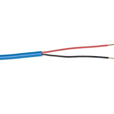 Cabo elétrico azul com fios vermelho e preto expostos.