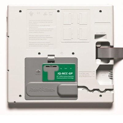 Dispositivo eletrónico branco com placa verde IQ-NCC-GP e logótipo RAIN BIRD