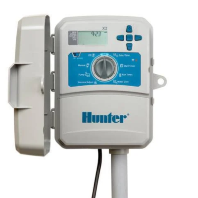 Controlador de rega Hunter em branco e azul com visor digital e botões azuis