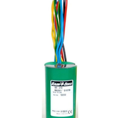 Condensador verde Rain Bird com fios coloridos