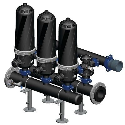 Sistema de filtragem com três filtros verticais e estrutura metálica.