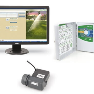 Sistema de irrigação com monitor Dell, controlador ESP-LXDME e módulo de controlo num fundo branco