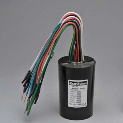 Componente elétrico preto com fios coloridos e rótulo branco