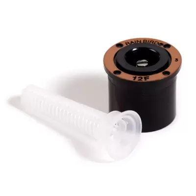 Aspersor preto e marrom com filtro branco em fundo branco