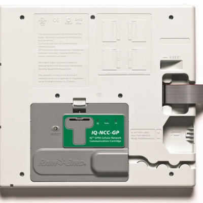 Parte traseira de dispositivo branco com etiqueta verde IQ-NCC-GP e botão reset