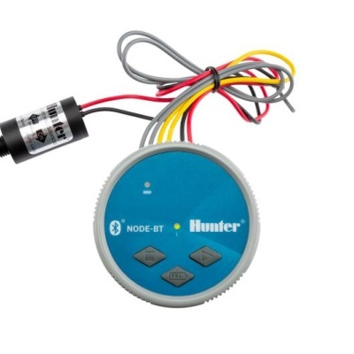 Controlador eletrónico azul e cinzento para rega Hunter com botões e fios coloridos