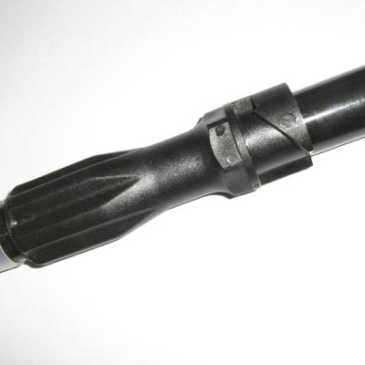 ferramenta ou componente cylindrical preto com ponta cinza translúcida e acabamento metálico