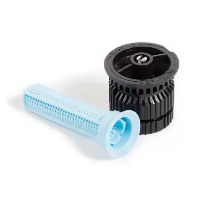 Filtro cilíndrico azul e difusor preto para irrigação sobre fundo branco.