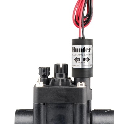 Válvula solenoide preta com fios vermelhos e pretos e etiqueta Hunter