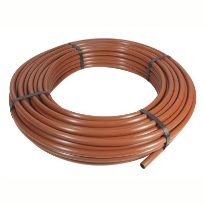 Rolo de tubo flexível castanho com fitas pretas, em fundo branco