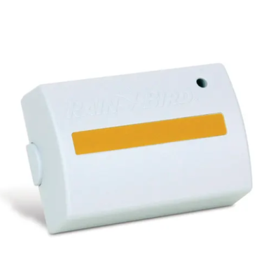Dispositivo branco com etiqueta amarela e texto RAIN BIRD em relevo