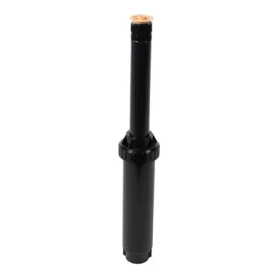 Aspersor de irrigação preto e bege em fundo branco