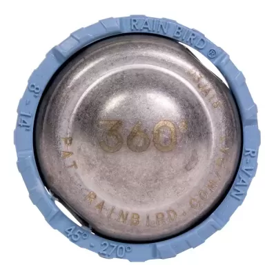 cabeça de aspersor circular metálico com anel azul e texto gravado