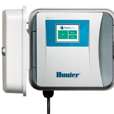 Controlador de irrigação Hunter cinza com ecrã digital azul exibindo Hydrawise.