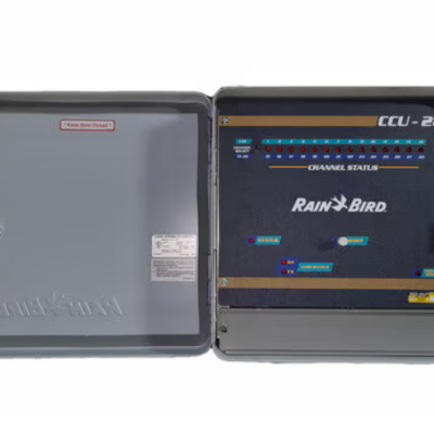 Central de controlo Rain Bird CCU-28 aberta, mostrando painel e luzes LED
