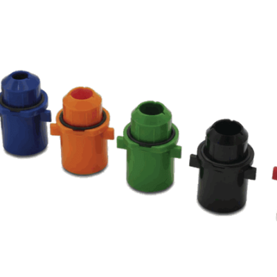 Seis conectores de plástico coloridos alinhados
