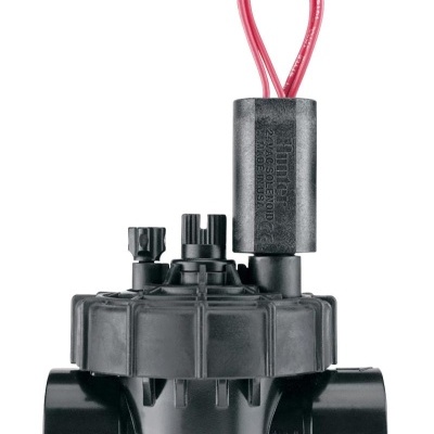 Válvula solenoide preta com bobina e fios vermelhos loopados