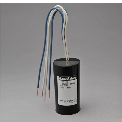 Condensador elétrico preto cylindrical com fios azuis e branco expostos