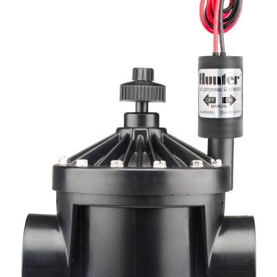 Válvula solenoide preta para irrigação com fios vermelhos e pretos