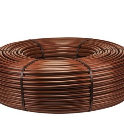 Bobine de tubo flexível plástico castanho enrolado