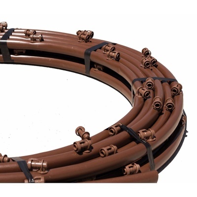 Tubos flexíveis marrons com bicos para irrigação