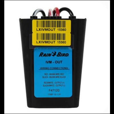 Dispositivo elétrico preto Rain Bird com etiquetas azul e amarela e cabos no topo