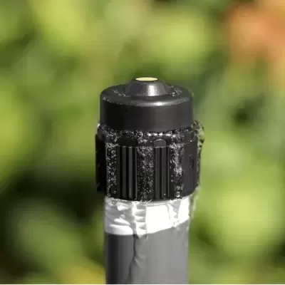 Cabeça de aspersor de irrigação preto com gotas de água