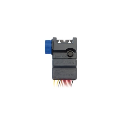 Dispositivo eletrônico preto com botão azul e fios coloridos em fundo branco