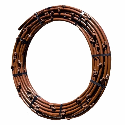 Bobina de tubos castanhos com aspersores, fundo branco