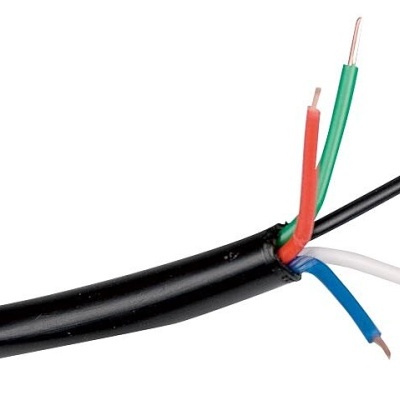 Cabo preto com fios expostos coloridos e pontas de cobre
