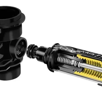 Aspersor de irrigação preto com detalhe metálico e amarelo