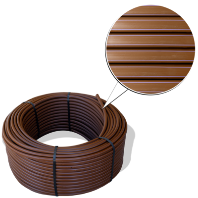 Rolo de tubo plástico castanho flexível com dobras alinhadas e fitas fixadoras pretas