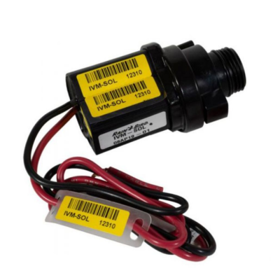 Válvula solenoide preta com etiquetas amarelas e brancas e fios vermelhos e pretos