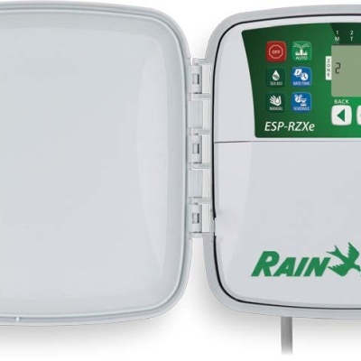 Controlador de rega Rain Bird ESP-RZXe branco com visor digital e tampa aberta