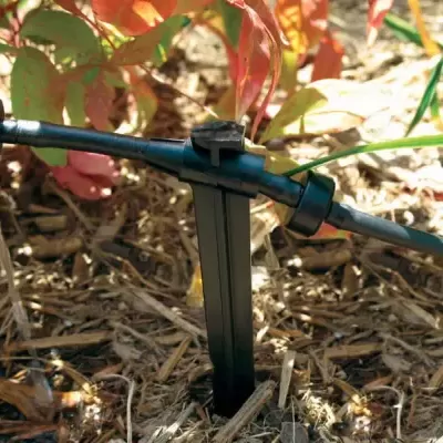 Sistema de irrigação por gotejamento em chão com palha