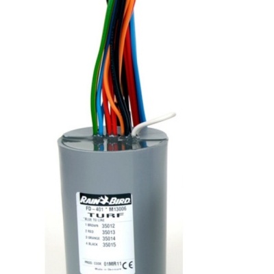 Capacitor cinza com cabos coloridos e etiqueta RAIN BIRD
