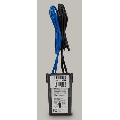 Carregador com cabos azul e preto e etiqueta com código de barras sobre fundo cinza