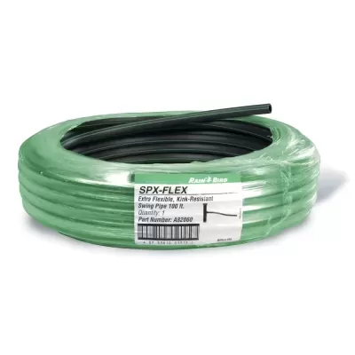 mangueira enrolada preta e verde com etiqueta RAIN BIRD